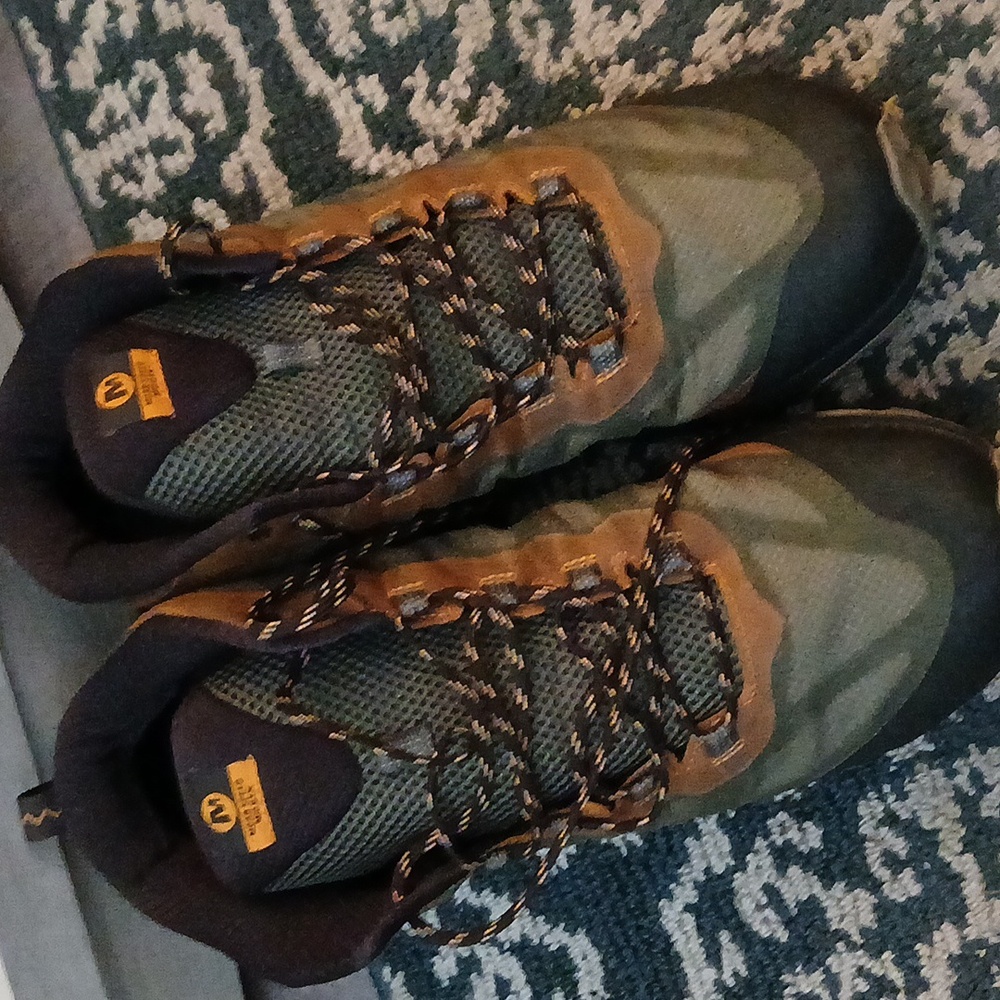 MENS SIZE 16 MEDIUM MERRELL BRAND.  GREEN AND BROWN COLORS